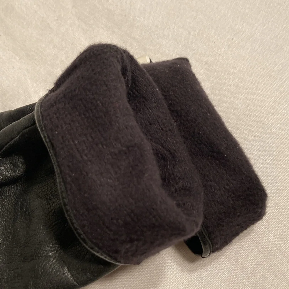 Gap buttery leather women’s gloves with snap M/L fits like a small